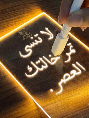لوحة ملاحظات مضيئة بإضاءة ليد دافئة على مكتب